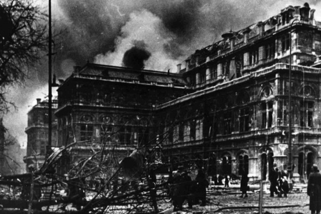 Wiener Staatsoper v plamenech po bombardování 12. března 1945 (foto Wiener Staatsoper)