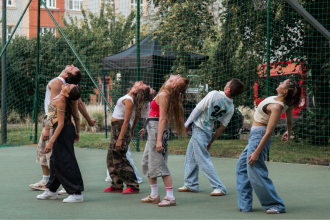 Katarína Čillíková, Barbora Janák: Broken Hearted (not just girls, tomboys and Viki), park Čerešňový sad, Bratislava (foto Barbara Kollárová)