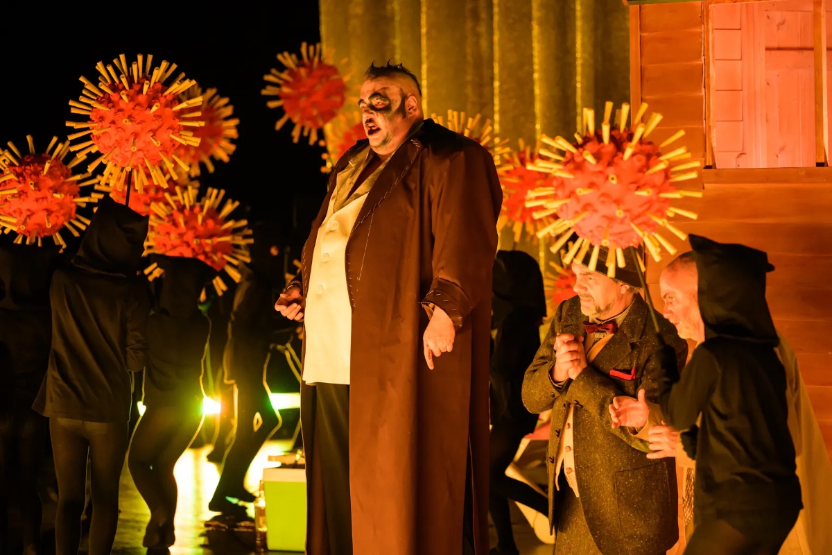 György Ligeti: Le Grand Macabre – Marcus Jupither, Ivo Hrachovec, Thor Inge Falch, Národní divadlo – Státní opera, Praha (zdroj Národní divadlo, foto Serghei Gherciu)