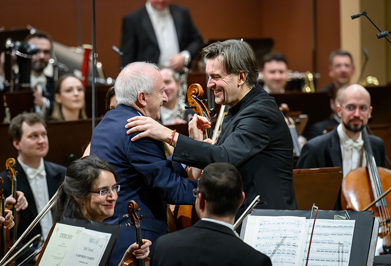 Česká filharmonie • Alisa Weilerstein, 5. února 2025, Rudolfinum, Dvořákova síň – Richard Blackford, Tomáš Netopil a Česká filharmonie (foto Petra Hajská)