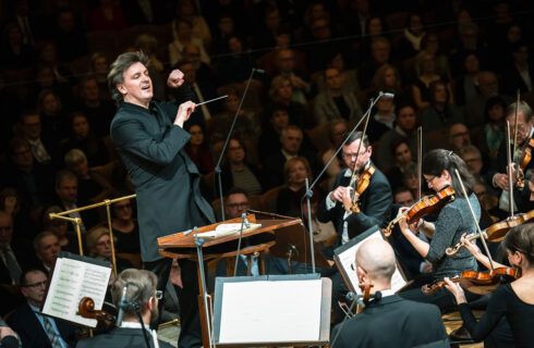 Česká filharmonie • Alisa Weilerstein, 5. února 2025, Rudolfinum, Dvořákova síň – Tomáš Netopil a Česká filharmonie (foto Petra Hajská)