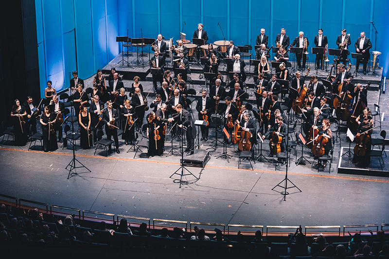 Skryté poklady romantismu, 3. abonentní koncert cyklu „Filharmonie v divadle I“, 27. února 2025, Janáčkovo divadlo, Brno – Robert Kružík a Filharmonie Brno (foto Dominika Prášková)