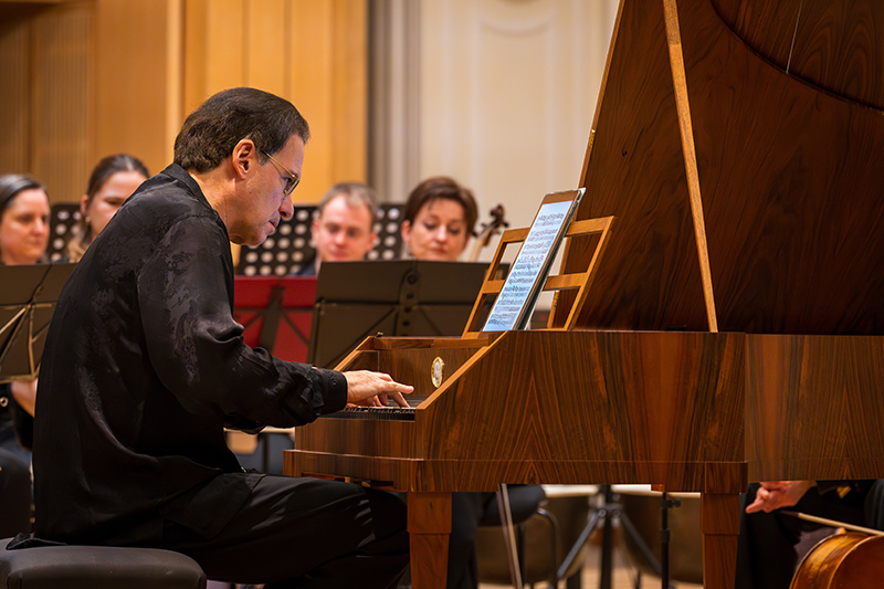 Musica Florea: Maestro Jan Křtitel Vaňhal aneb Haydn diriguje Vaňhala, 6. února 2025, Lichtenštejnský palác, sál Bohuslava Martinů, Praha – Michael Tsalka a Musica Florea (foto Radek Matoušek)