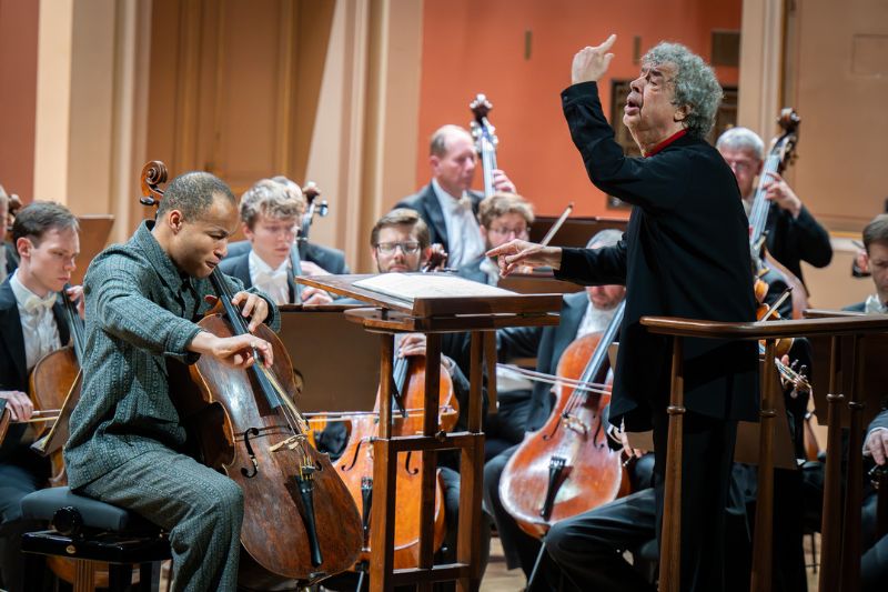 Česká filharmonie Sheku Kanneh-Mason, 19. února 2025, Rudolfinum, Dvořákova síň – Sheku Kanneh-Mason a Semjon Byčkov (foto Ivan Malý)