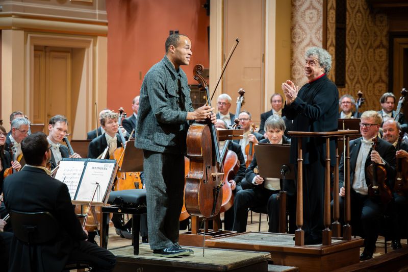 Česká filharmonie Sheku Kanneh-Mason, 19. února 2025, Rudolfinum, Dvořákova síň – Sheku Kanneh-Mason a Semjon Byčkov (foto Ivan Malý)