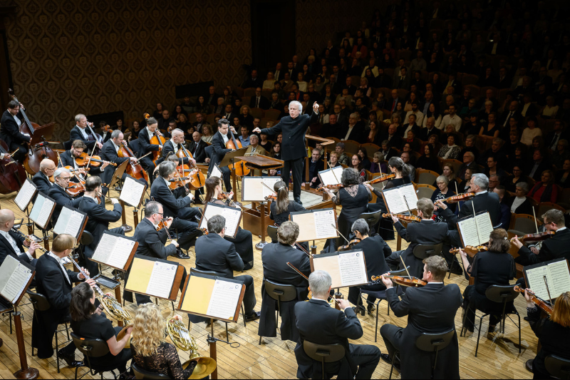 Komorní orchestr České filharmonie s uměleckým vedoucím Andrásem Schiffem (foto Petra Hajská) 