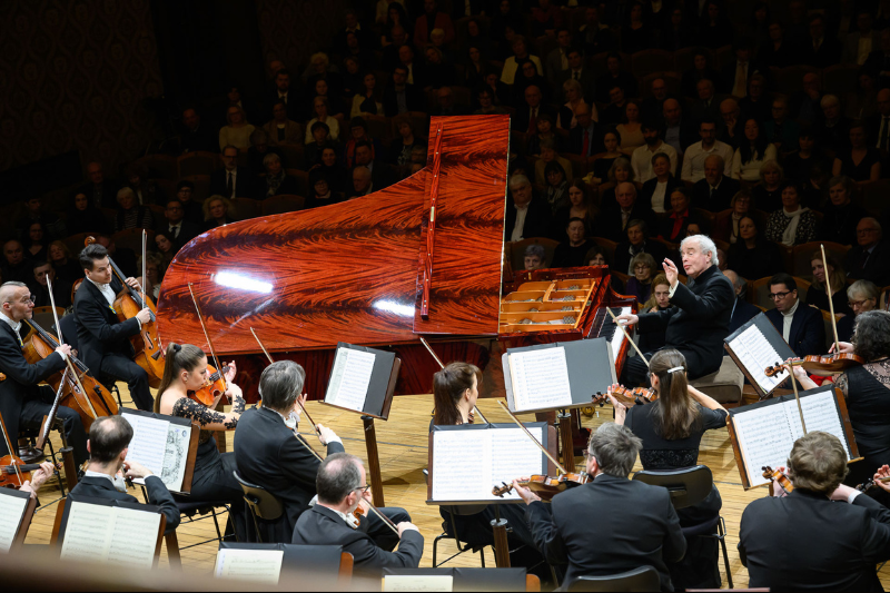 Komorní orchestr České filharmonie s uměleckým vedoucím Andrásem Schiffem (foto Petra Hajská)