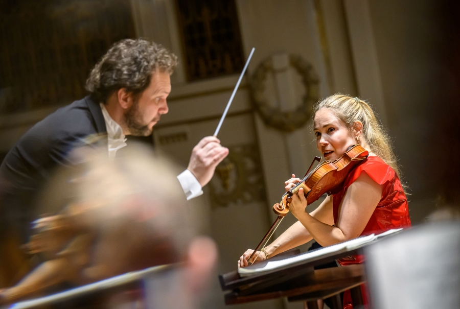 Tomáš Brauner, Leila Josefowicz, 19. března 2025, Obecní dům, Praha (zdroj Symfonický orchestr hl. m. Prahy FOK)