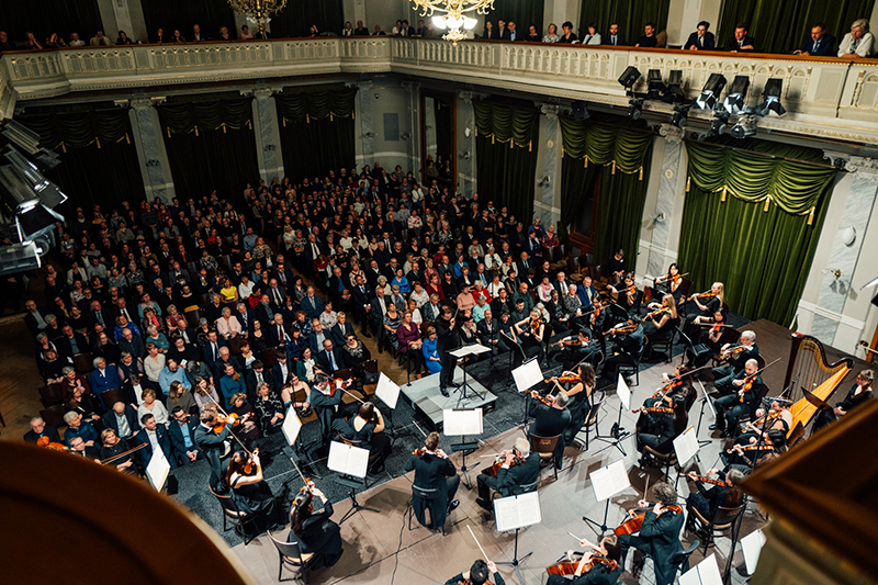 Smetanovské dny: Peer Gynt & Erkki Lasonpalo, 20. března 2025, Měšťanská beseda, Plzeň – Erkki Lasonpalo a Plzeňská filharmonie (foto Jan Růžička)