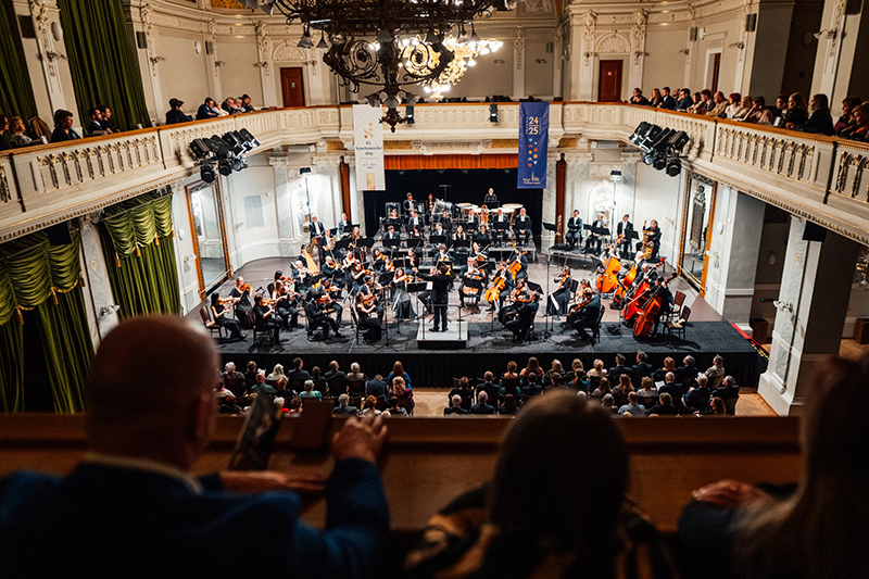 Smetanovské dny: Peer Gynt & Erkki Lasonpalo, 20. března 2025, Měšťanská beseda, Plzeň – Erkki Lasonpalo a Plzeňská filharmonie (foto Jan Růžička)