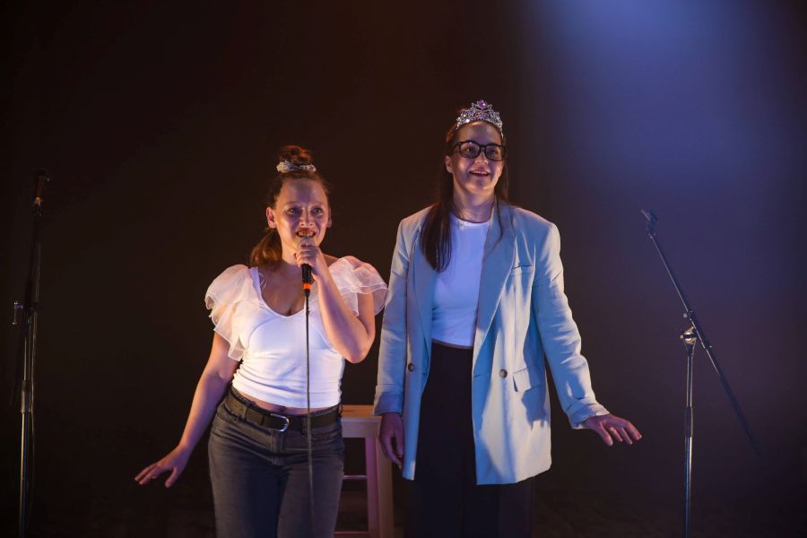 Pohybový stand-up Tady a teď (Barbora Nechanická a Barbora Ješutová, foto Marcela Záchenská)