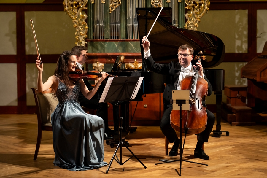 Kateřina Krejčová, Filip Martinka, Lukáš Pospíšil, 7. dubna 2025, Barokní refektář Profesního domu, Praha (zdroj Prague Philharmonia)