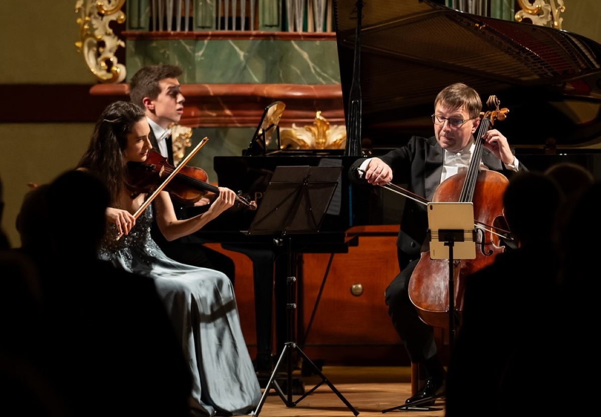 Kateřina Krejčová, Filip Martinka, Lukáš Pospíšil, 7. dubna 2025, Barokní refektář Profesního domu, Praha (zdroj Prague Philharmonia)
