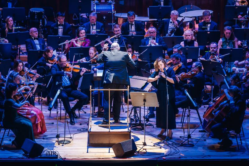 Hollywood Composers Live, 17. dubna 2025, Obecní dům, Smetanova síň, Praha – Veronika Vitázková Simonsen a Český národní symfonický orchestr (foto Petr Klapper)