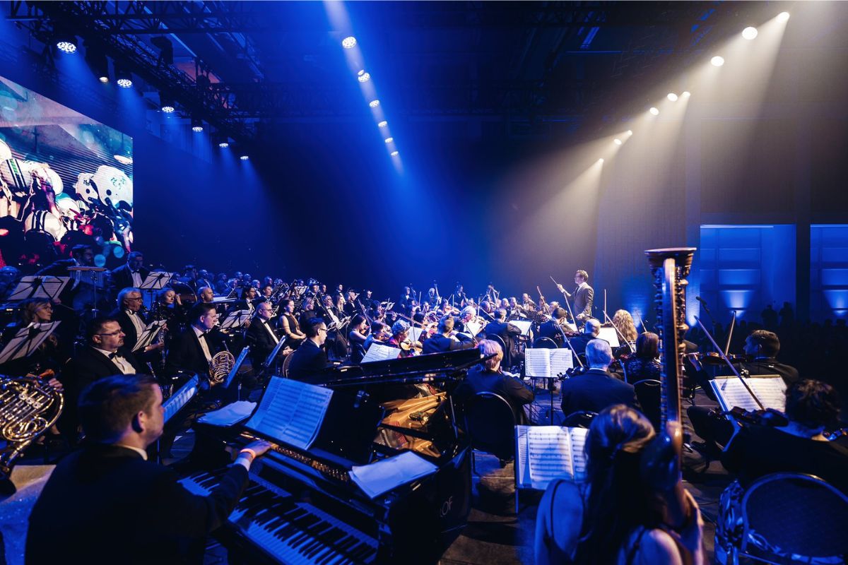 Hudba spojuje: Benefiční koncert Hollywoodských skladatelů, 22. duben 2025, Veletržní palác, Praha – Christophe Beck a Český národní symfonický orchestr (foto Petr Klapper)
