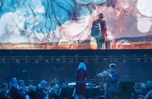 Grammy oceněná skladatelka Nan Schwartz diriguje skladbu z filmu Pošťák (foto Jan Urbánek)