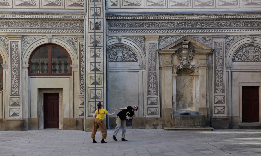 Tanec v galerii – A Fancy (Katarína Brestovanská a Viktor Černický, foto Julie Stehnová)