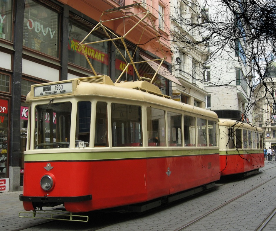 Historická brněnská tramvaj s hudbou Erika Satieho živě na akordeon v podání Milana Osadského a Nikity Kadesnikova. (zdroj Expozice nové hudby)