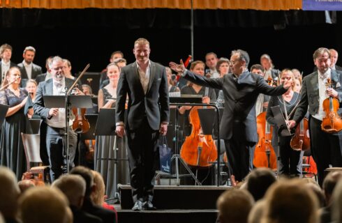 Barytonista Dominik Klapka a dirigent Jan Schultsz, koncert Plzeňské filharmonie, 29. května 2025, Měšťanská beseda (zdroj Plzeňská filharmonie)
