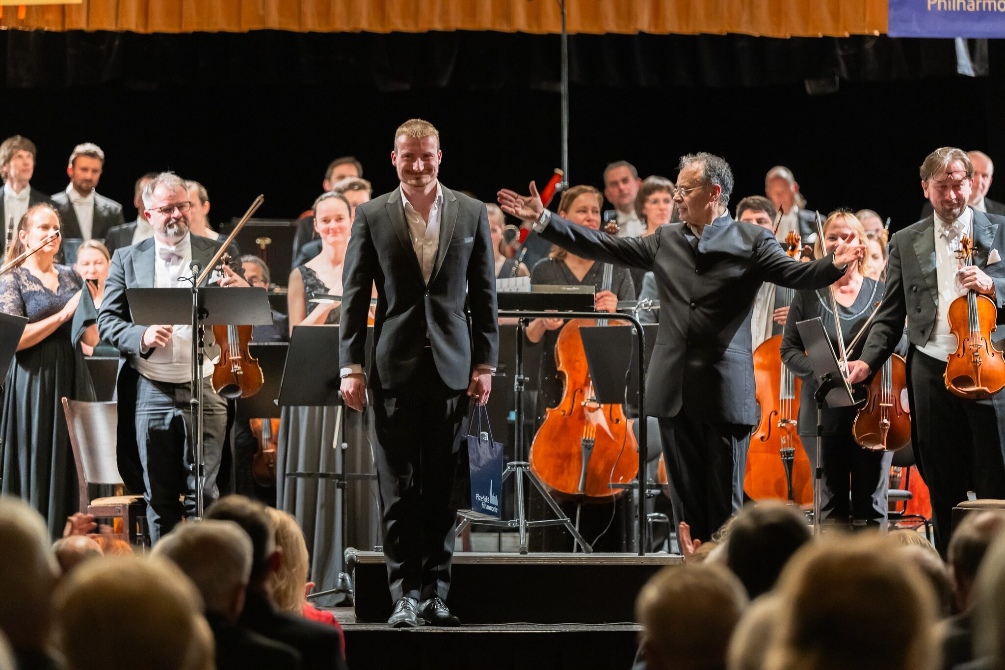Barytonista Dominik Klapka a dirigent Jan Schultsz, koncert Plzeňské filharmonie, 29. května 2025, Měšťanská beseda (zdroj Plzeňská filharmonie)