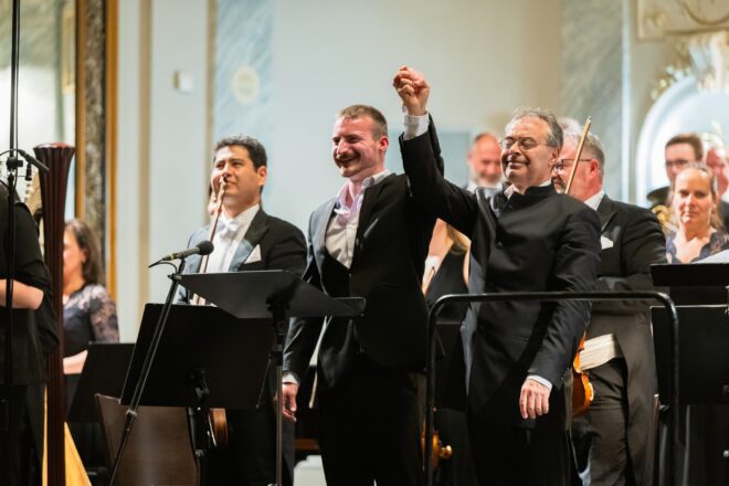 Barytonista Dominik Klapka a dirigent Jan Schultsz, koncert Plzeňské filharmonie, 29. května 2025, Měšťanská beseda (zdroj Plzeňská filharmonie)