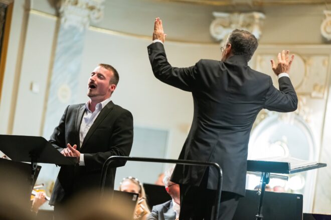 Barytonista Dominik Klapka a dirigent Jan Schultsz, koncert Plzeňské filharmonie, 29. května 2025, Měšťanská beseda (zdroj Plzeňská filharmonie)