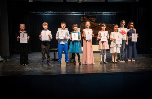 Broumovská klávesa 2025: Tereza Nopová, Tomáš Koubek, Ognjen Batu Andzic, Karolína Spoustová, Isabela Matušíková, Josefína Voráčková, Vivi Nguyen, Laura Komárová (zdroj Broumovská klávesa, foto Michal Sedláček)