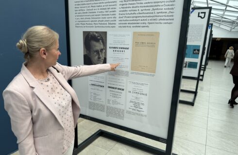 Hudební historička PhDr. Lenka Černíková, Ph.D. u plakátu prvního festivalového koncertu (zdroj Mezinárodní hudební festival Leoše Janáčka)