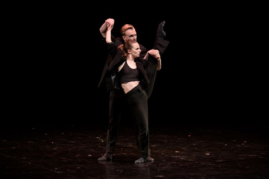Gala Mezinárodního dne tance 2025 v Divadle Hybernia (Johana Březinová a Richard Svoboda v choreografii Kapka jedu pro tebe, foto Serghei Gherciu)