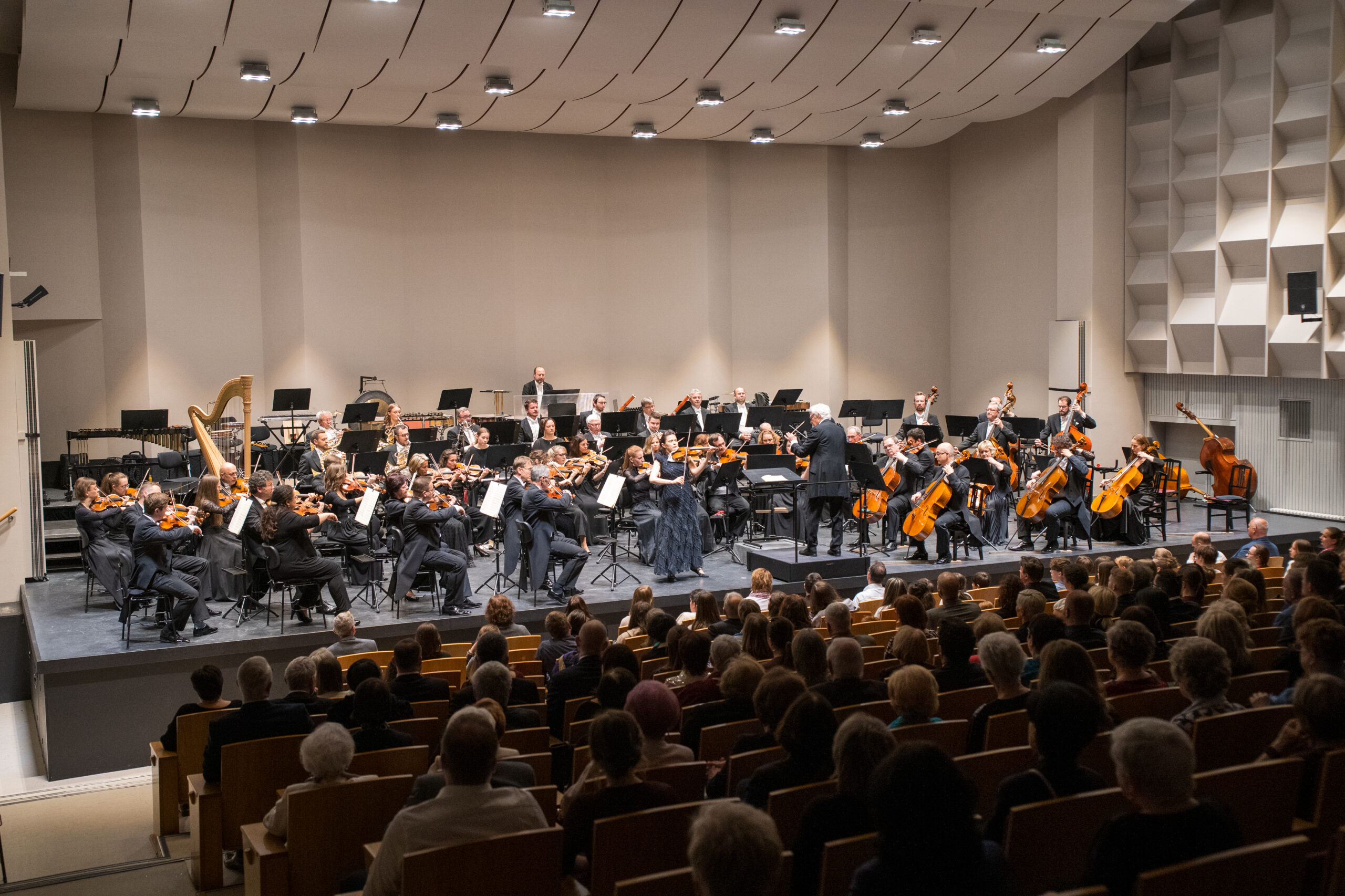 Janáčkova filharmonie Ostrava: Závěrečný koncert, 22. května 2025, Kino Vesmír – Karen Gomyo, Gilbert Varga a Janáčkova filharmonie Ostrava (zdroj Janáčkova filharmonie Ostrava)