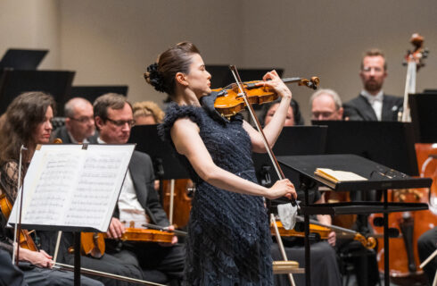 Janáčkova filharmonie Ostrava: Závěrečný koncert, 22. května 2025, Kino Vesmír – Karen Gomyo a Janáčkova filharmonie Ostrava (zdroj Janáčkova filharmonie Ostrava)