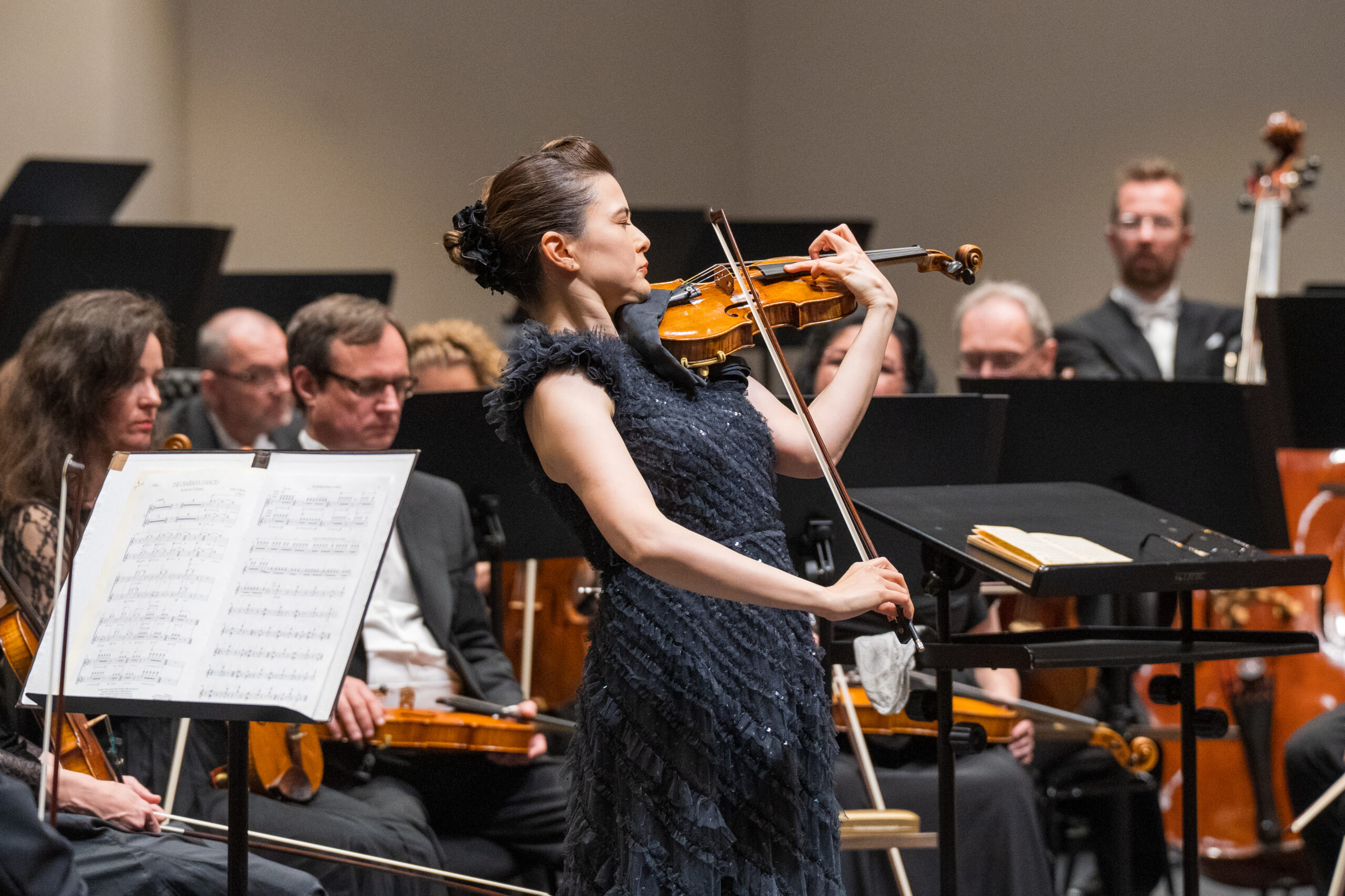 Janáčkova filharmonie Ostrava: Závěrečný koncert, 22. května 2025, Kino Vesmír – Karen Gomyo a Janáčkova filharmonie Ostrava (zdroj Janáčkova filharmonie Ostrava)