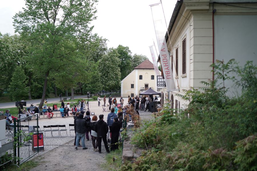 Studio ALTA zahájilo sezonu performancemi i posezením (foto Simona Rybová)
