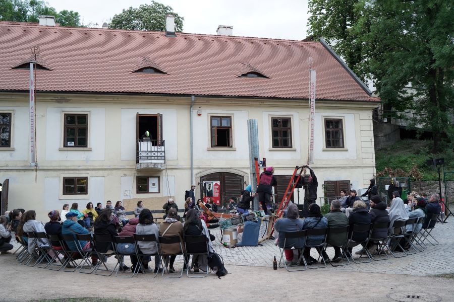 Studio ALTA zahájilo sezonu performancemi i posezením (foto Simona Rybová)