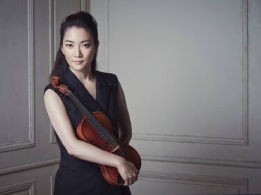 Akiko Suwanai hraje v Bergově koncertě naschvál „špatné“ noty