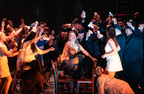 Leoš Janáček: Její pastorkyňa,Opera Národního divadla, Premiéra v historické budově 22. května 2025 – Alžběta Poláčková (Jenůfa), Martin Šrejma (Števa) a Sbor Národního divadla (foto Pavel Hejný)