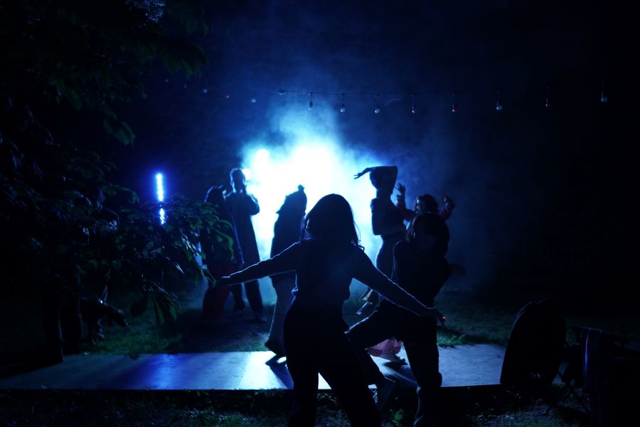 Večerní DJ set v zahradě Studia ALTA (foto Simona Rybová)