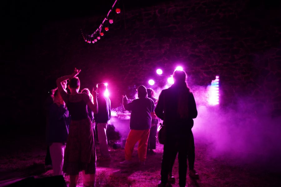 Večerní DJ set v zahradě Studia ALTA (foto Simona Rybová)