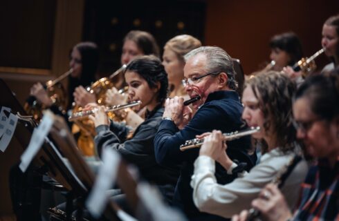 Společný orchestr žáků ZUŠ a hráčů České filharmonie (foto Petr Chodura)