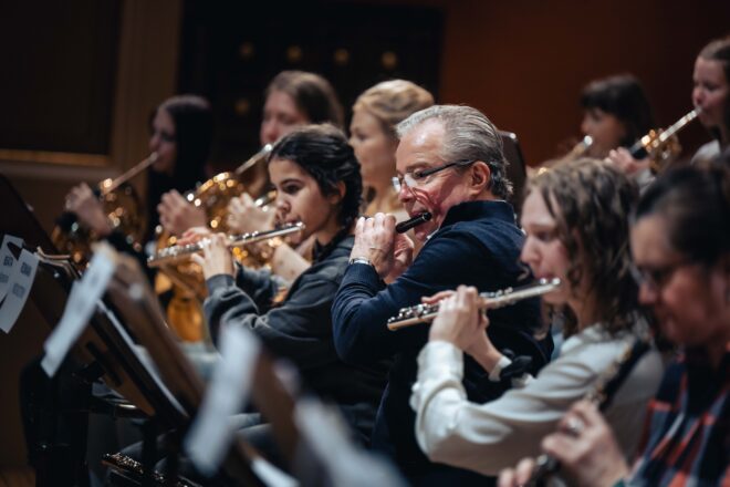 Společný orchestr žáků ZUŠ a hráčů České filharmonie (foto Petr Chodura)