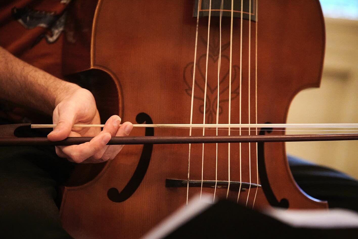Thomas Baeté hrající na violu da gamba (foto Dyod photographers, zdroj Thomas Baeté)