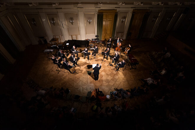 Expozice nové hudby: Quiet Fan for Erik Satie, 31. května 2025, Besední dům, Brno – EnsembleSpectrum a Matej Sloboda (foto Jan Prokopius)