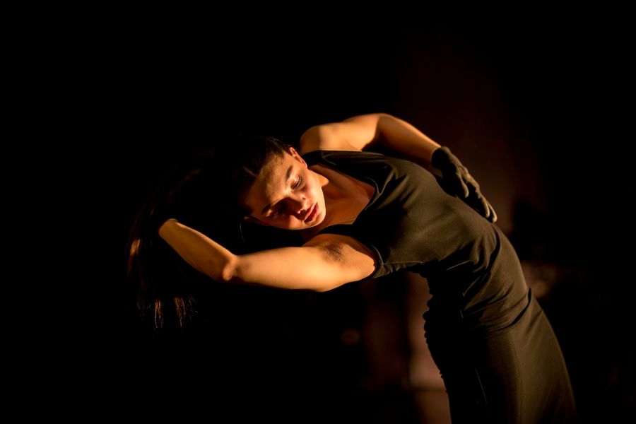 Adriana Nguyenová – Pro koho kvetou?, absolventské představení Duncan centre (foto Vojtěch Brtnický)