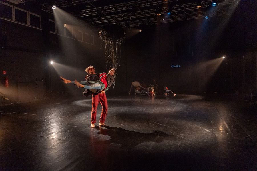 Divadlo Štúdio tanca, Med a prach – Re-member (foto Juraj Žilinčár)