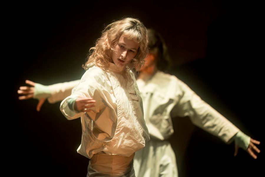 Eliška Piláriková – soft spot SACRED VOL. II, absolventské předstaení Duncan centra (foto Vojtěch Brtnický)