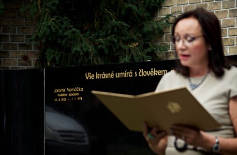 Pietní akt uložení ostatků Jaromíra Vomáčky v novém hrobě Nadace Život umělce na Vinohradských hřbitovech (foto Barbora Fialová)