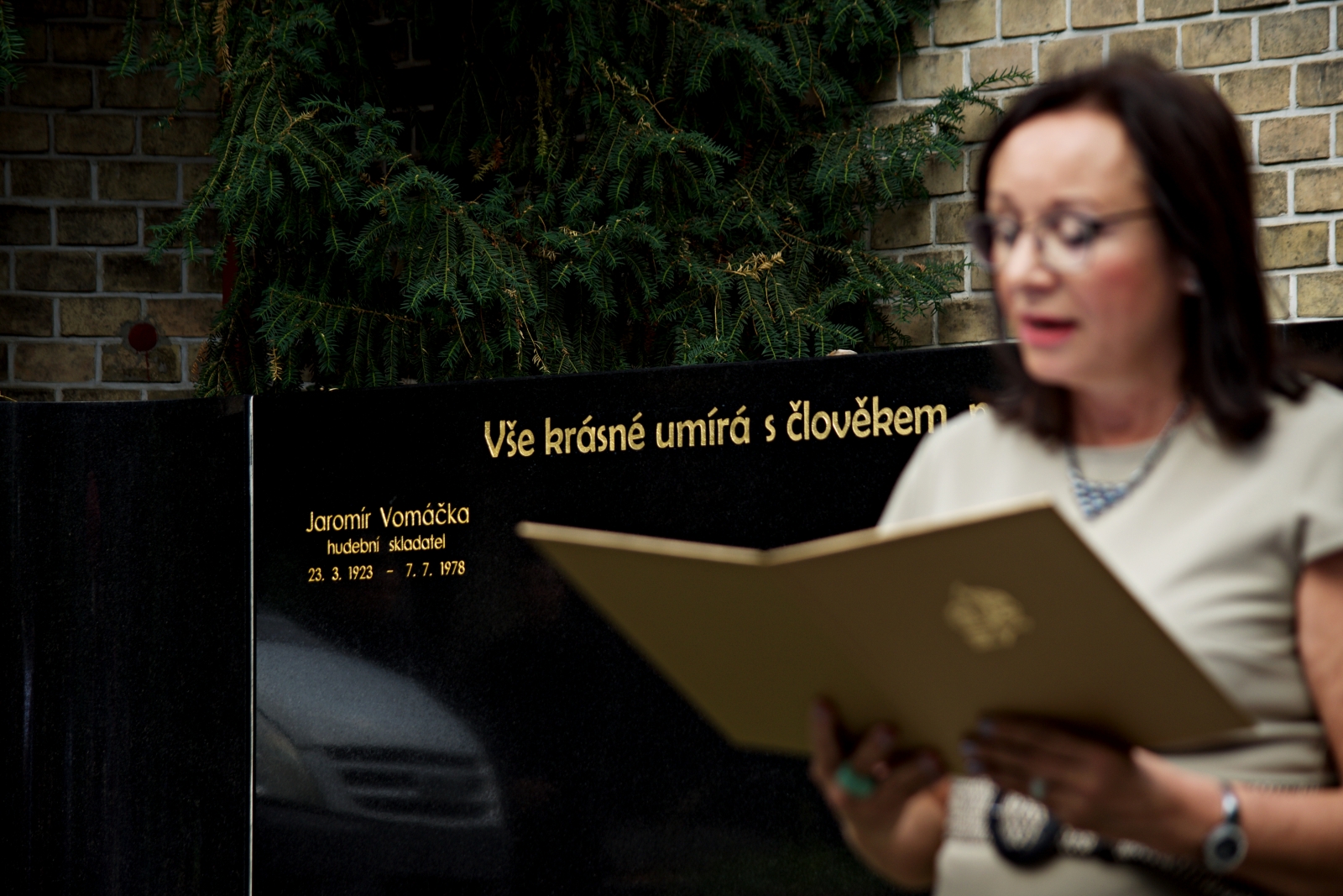 Pietní akt uložení ostatků Jaromíra Vomáčky v novém hrobě Nadace Život umělce na Vinohradských hřbitovech (foto Barbora Fialová)