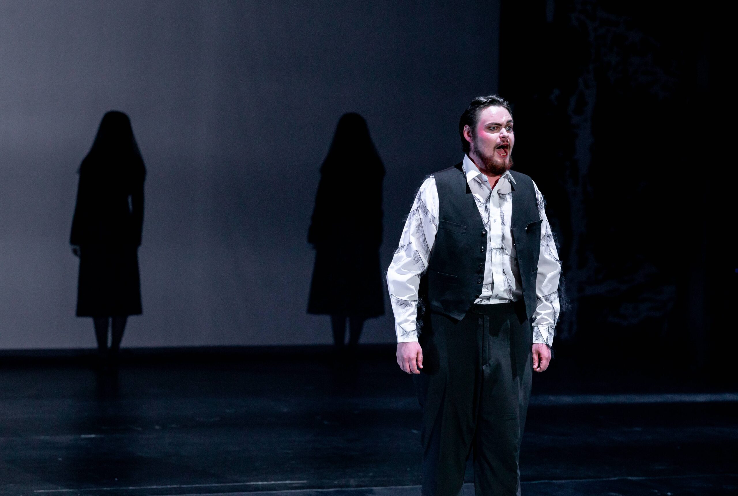 Benjamin Britten: Utahování šroubu, 14. června 2025, Státní opera – Matěj Kotrba (foto Juan David Cevallos)