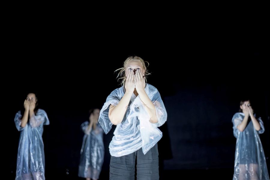 Magdalena Dorotea Horká – Jsi tu sám?, absolventské představení Duncan centre (foto Vojtěch Brtnický)