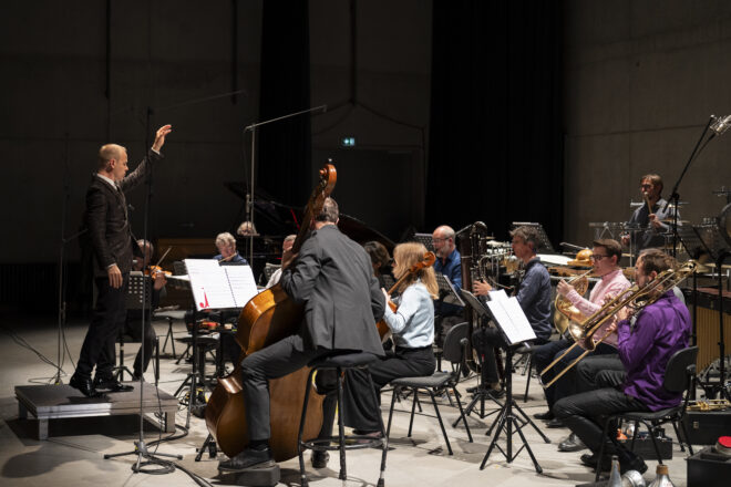 Prague Offspring: Ensemble Modern I, 30. května 2025, DOX+, Praha – Michael Wendeberg a Ensemble Modern (foto Milan Mošna)